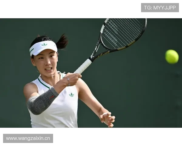 王欣瑜赛前啃汉堡，教练在场边翻白眼